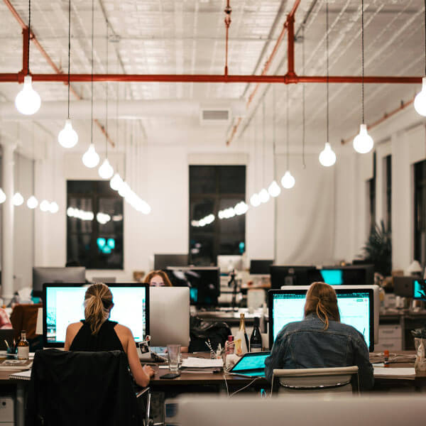 Foto eines Großraumbüros: Die Aufbewahrungspflichten- und fristen für Geschäftsunterlagen gelten für Unternehmen jeder Größe