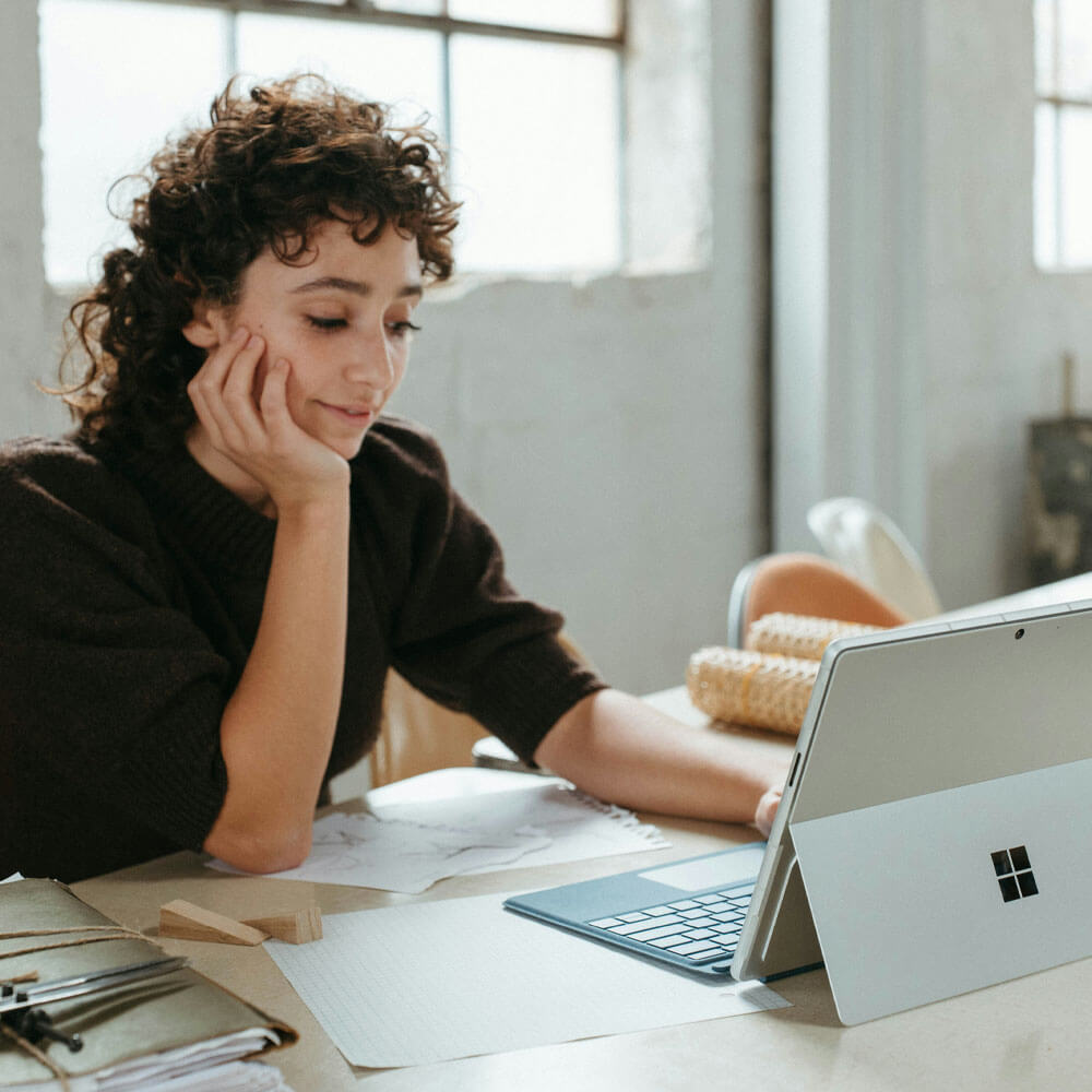 Foto von einer Frau, die an einem Computer arbeitet: Ein Symbol für die GoBD-konforme Archivierung
